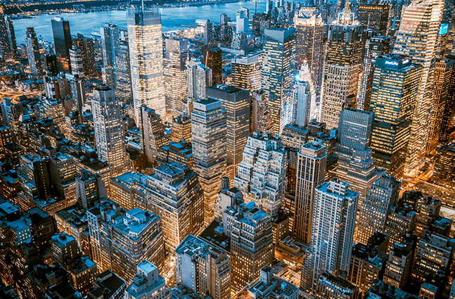 Por que um pequeno motor a gasolina precisa puxar a porta de ar ao dar partida, mas o carro não?